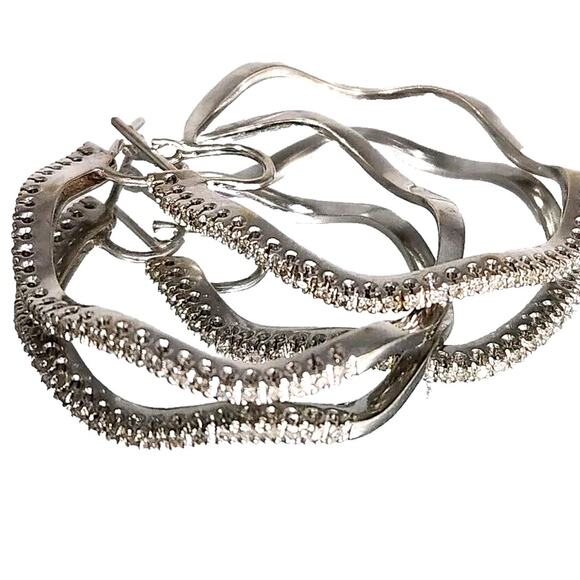 Elegant Wavy 18k White Gold Diamonds Hoop Earrings - Picture 1 of 10